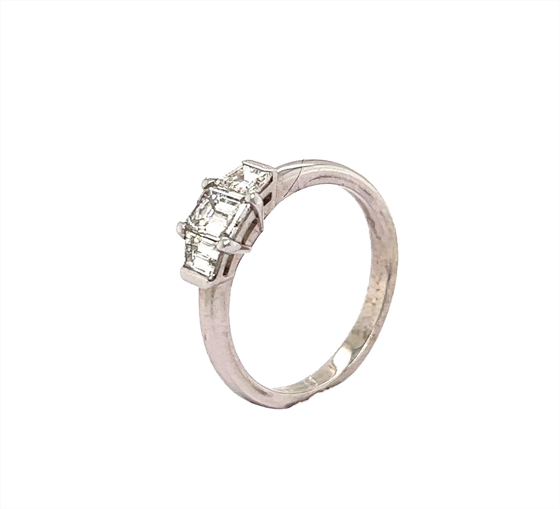טבעת אירוסין משובצת יהלומים טבעיים סה"כ 0.96 קראט בעיצוב זהב לבן 14K