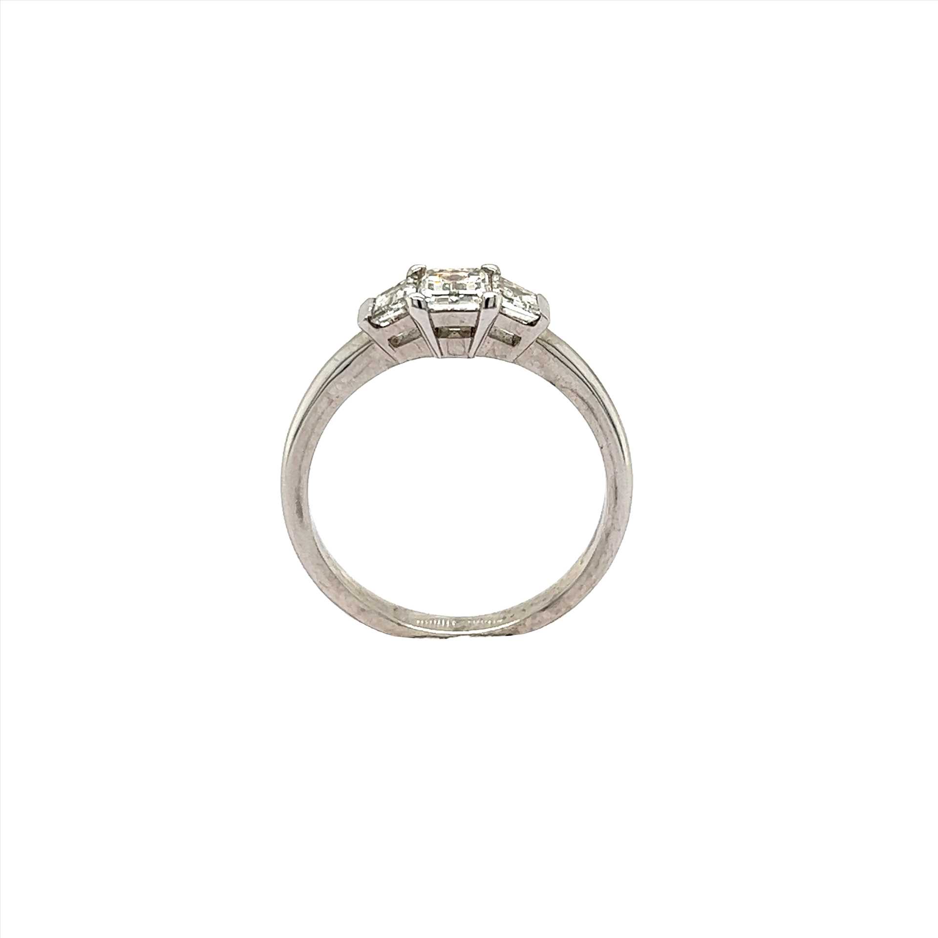 טבעת אירוסין משובצת יהלומים טבעיים סה"כ 0.96 קראט בעיצוב זהב לבן 14K