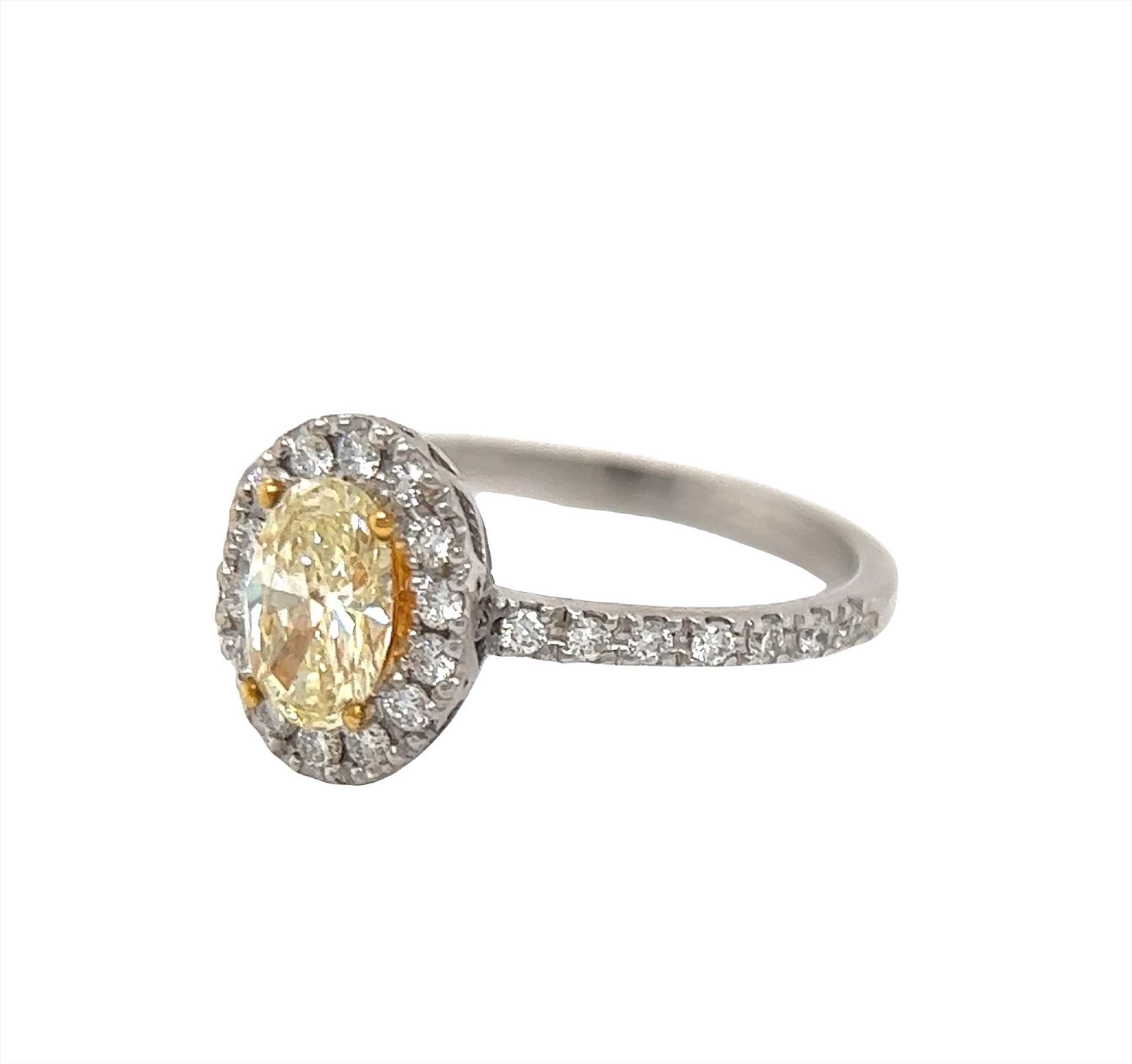 טבעת אירוסין משובצת יהלומים טבעיים סה"כ 0.93 קראט בעיצוב זהב לבן 14K