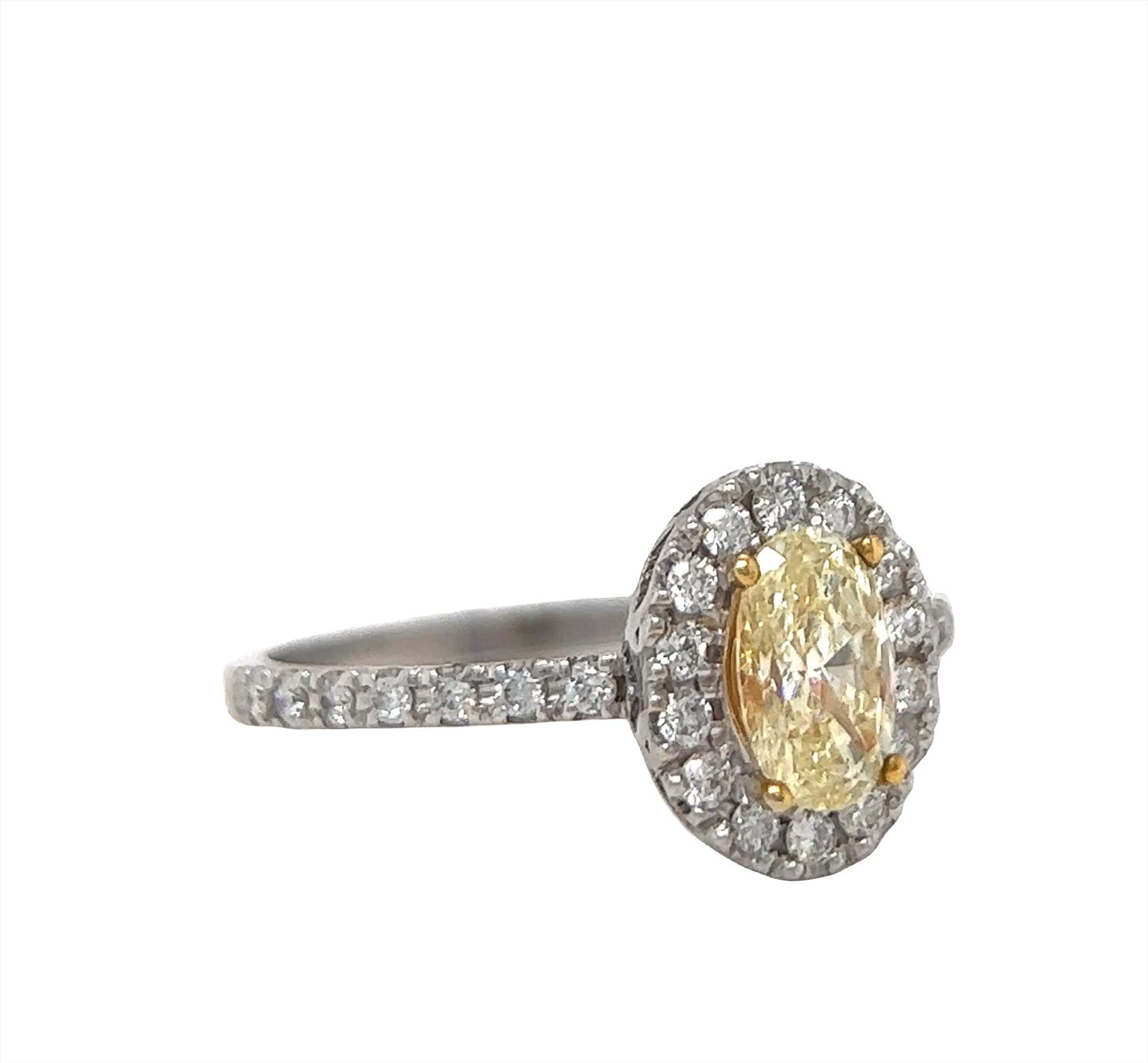 טבעת אירוסין משובצת יהלומים טבעיים סה"כ 0.93 קראט בעיצוב זהב לבן 14K