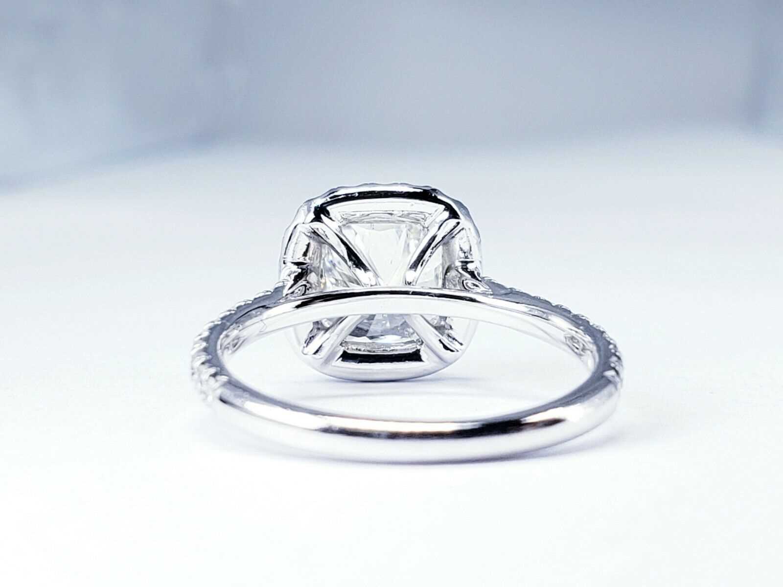 טבעת אירוסין פלטיניום משובצת יהלומים בחיתוך קושן 2.26 קראט