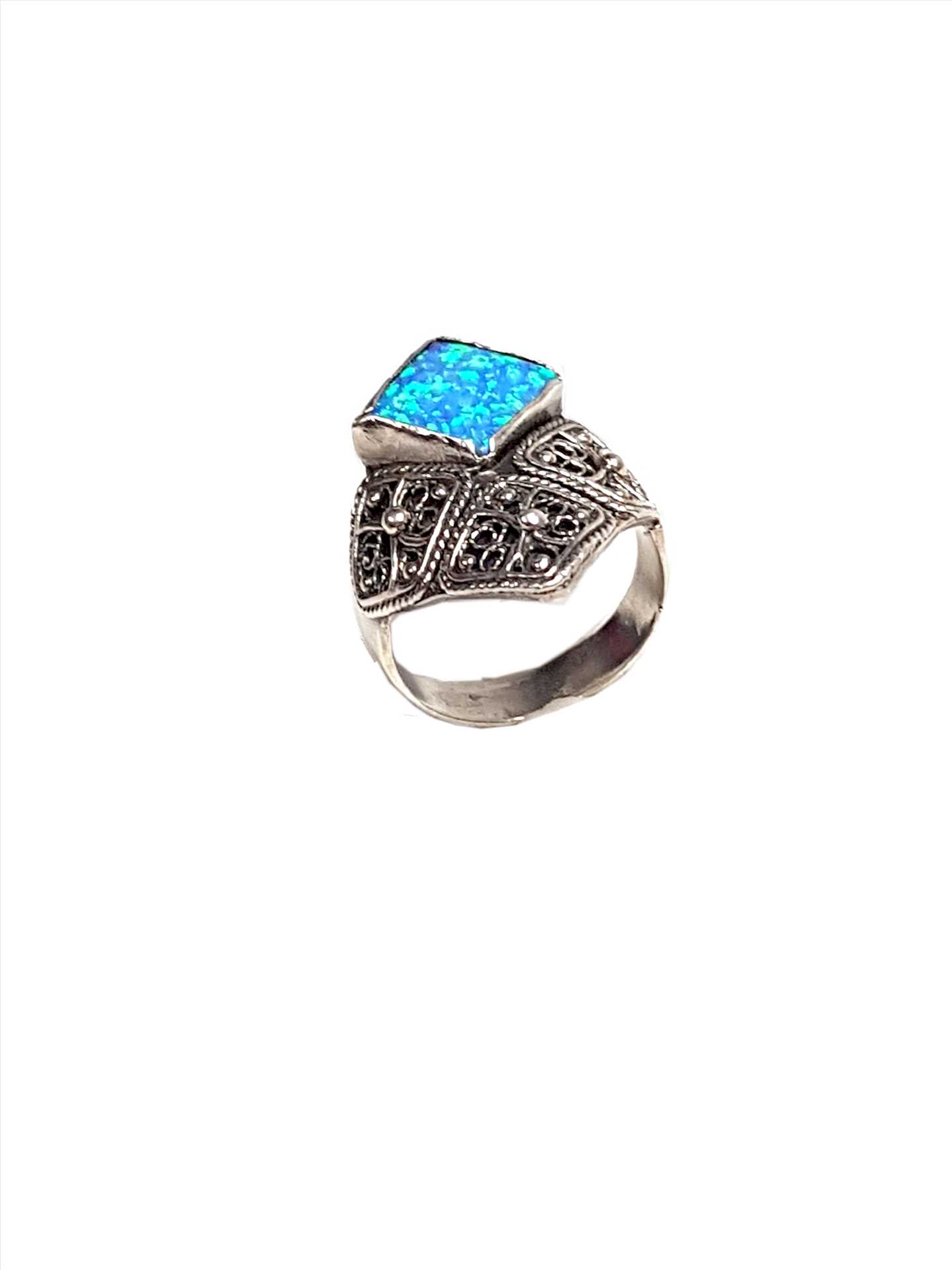 טבעת משובצת אופל כחולה בעיצוב כסף 925