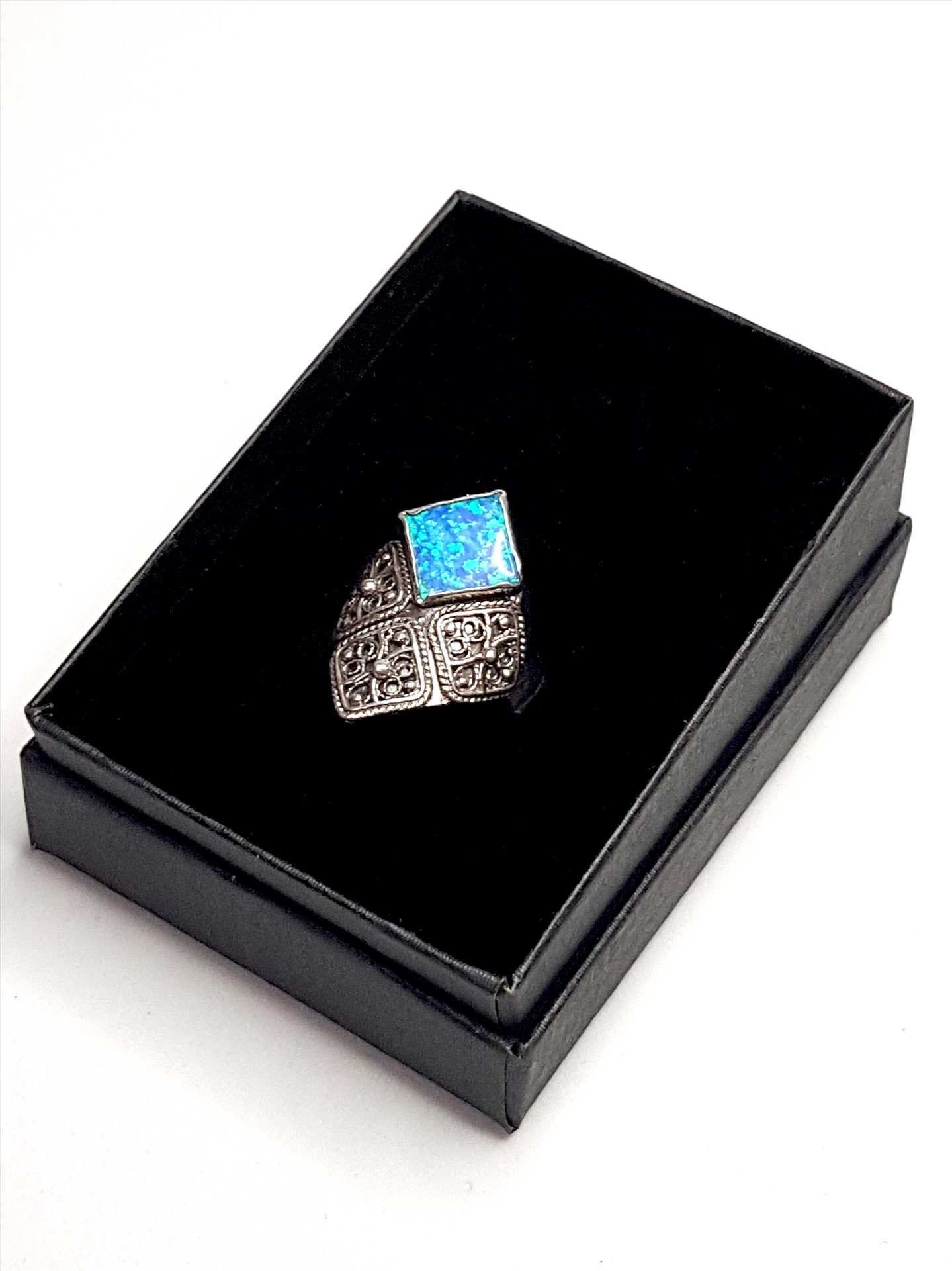 טבעת משובצת אופל כחולה בעיצוב כסף 925