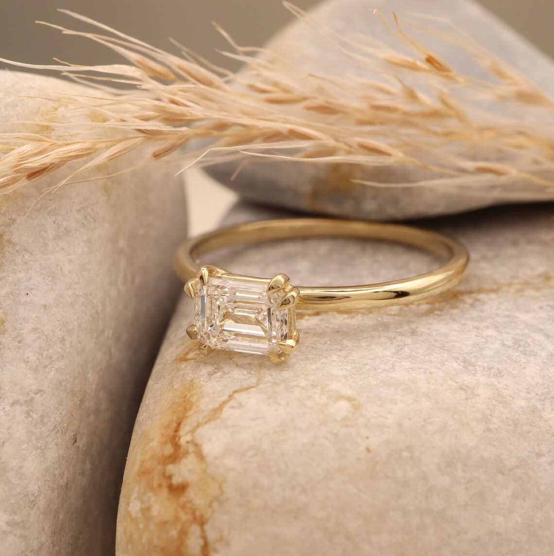 טבעת אירוסין משובצת יהלום טבעי במשקל 0.80 קראט בעיצוב זהב צהוב 18K
