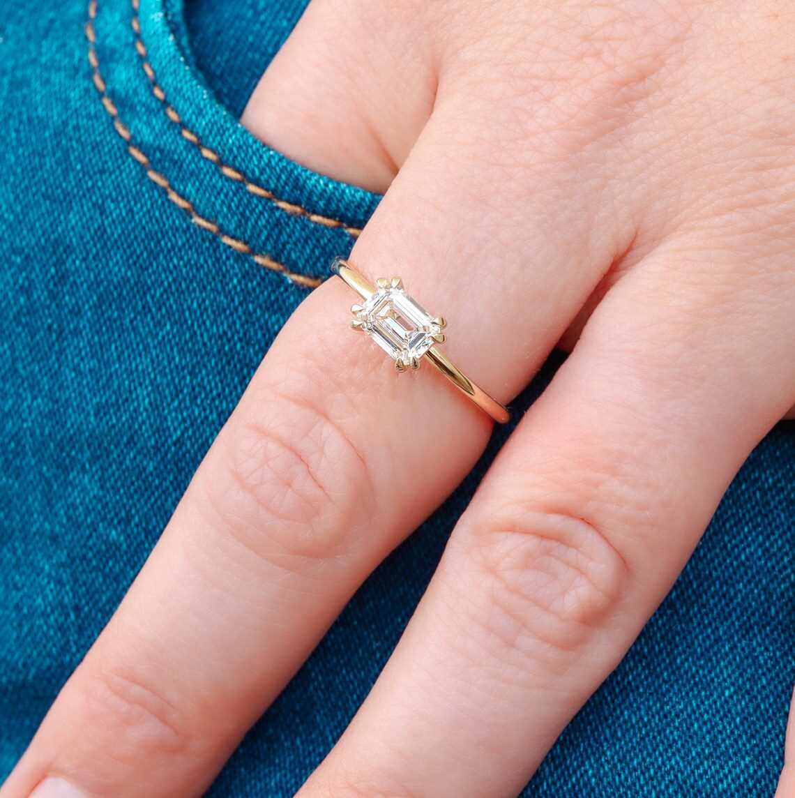טבעת אירוסין משובצת יהלום טבעי במשקל 0.80 קראט בעיצוב זהב צהוב 18K