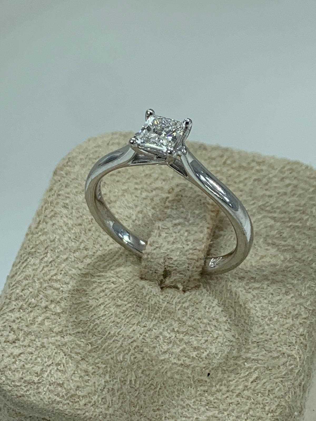 טבעת משובצת יהלומי מעבדה 0.50 קראט בעיצוב זהב לבן 14K