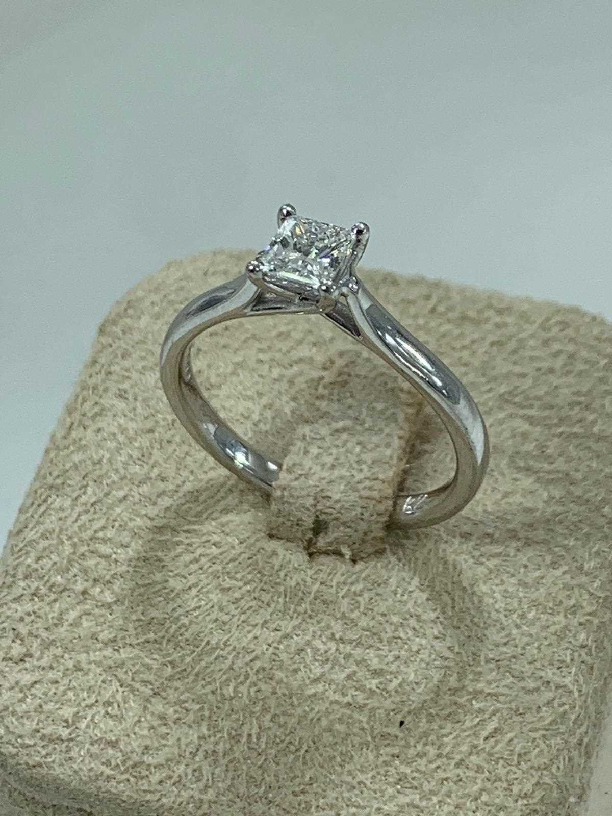 טבעת משובצת יהלומי מעבדה 0.50 קראט בעיצוב זהב לבן 14K