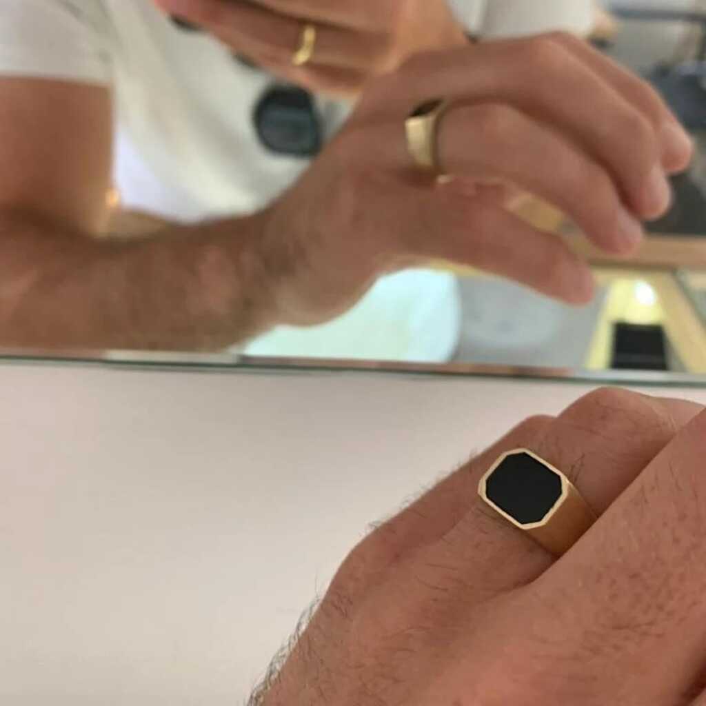 טבעת לגבר בעיצוב זהב צהוב 14K משובצת אוניקס