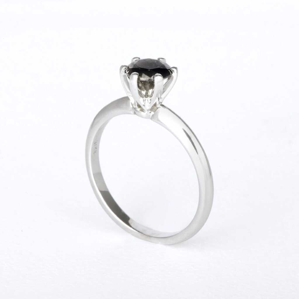 טבעת אירוסין משובצת יהלומים שחורים 0.75 קראט בעיצוב זהב לבן 14K