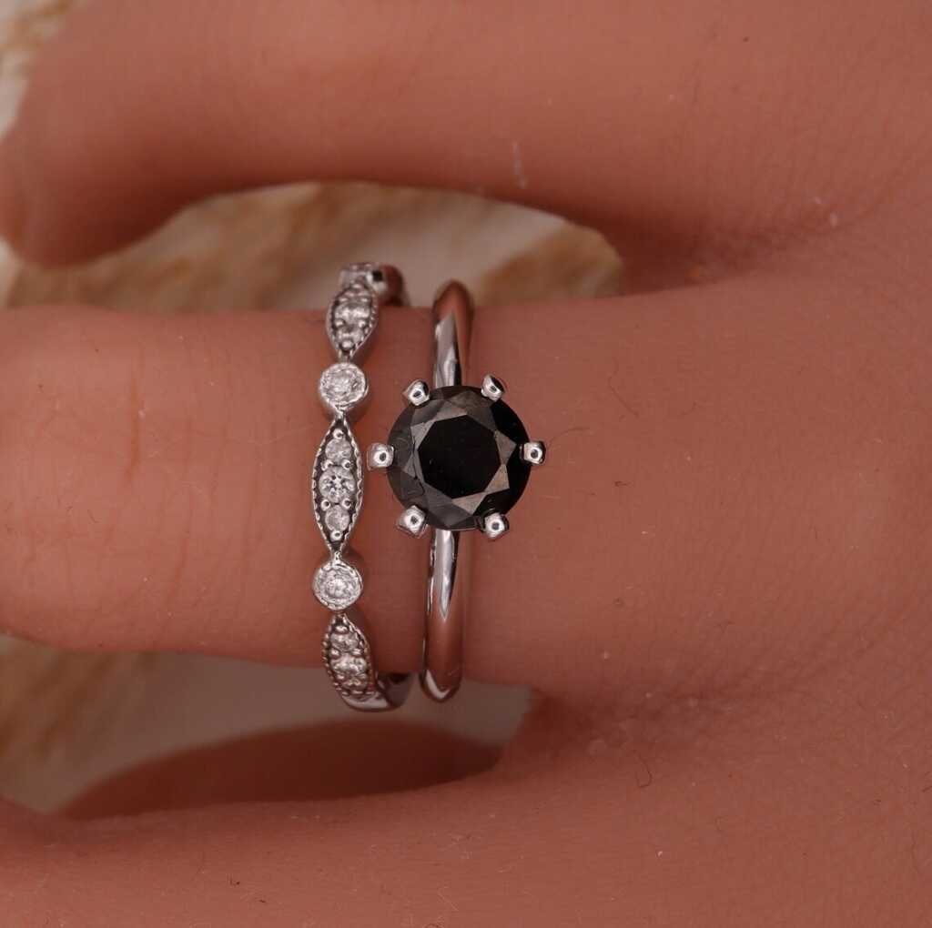 טבעת אירוסין משובצת יהלומים שחורים 0.75 קראט בעיצוב זהב לבן 14K