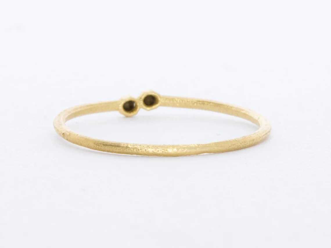 טבעת יהלומים שחורים טבעיים 0.03 קראט בעיצוב זהב צהוב 14K