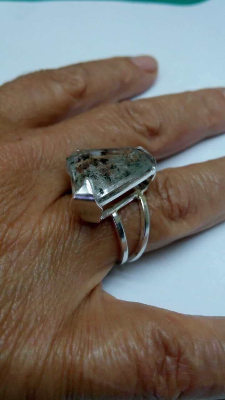 טבעת משובצת קוורץ ופרחי מנגן בעיצוב כסף 925