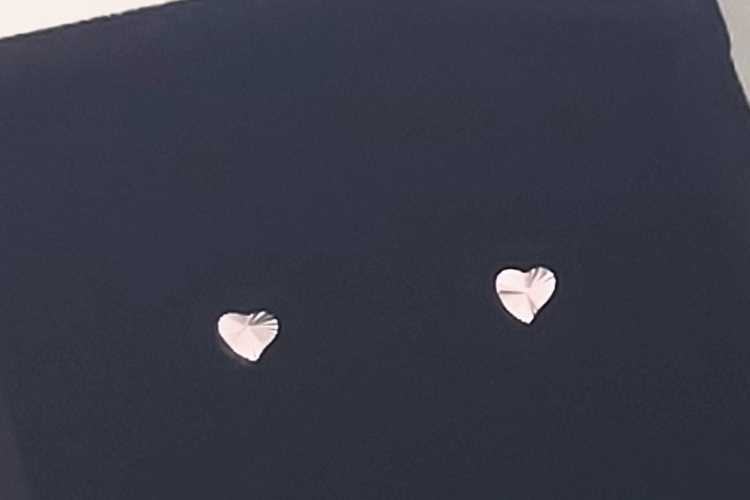 עגילי "לב" צמודים בעיצוב זהב לבן 14K