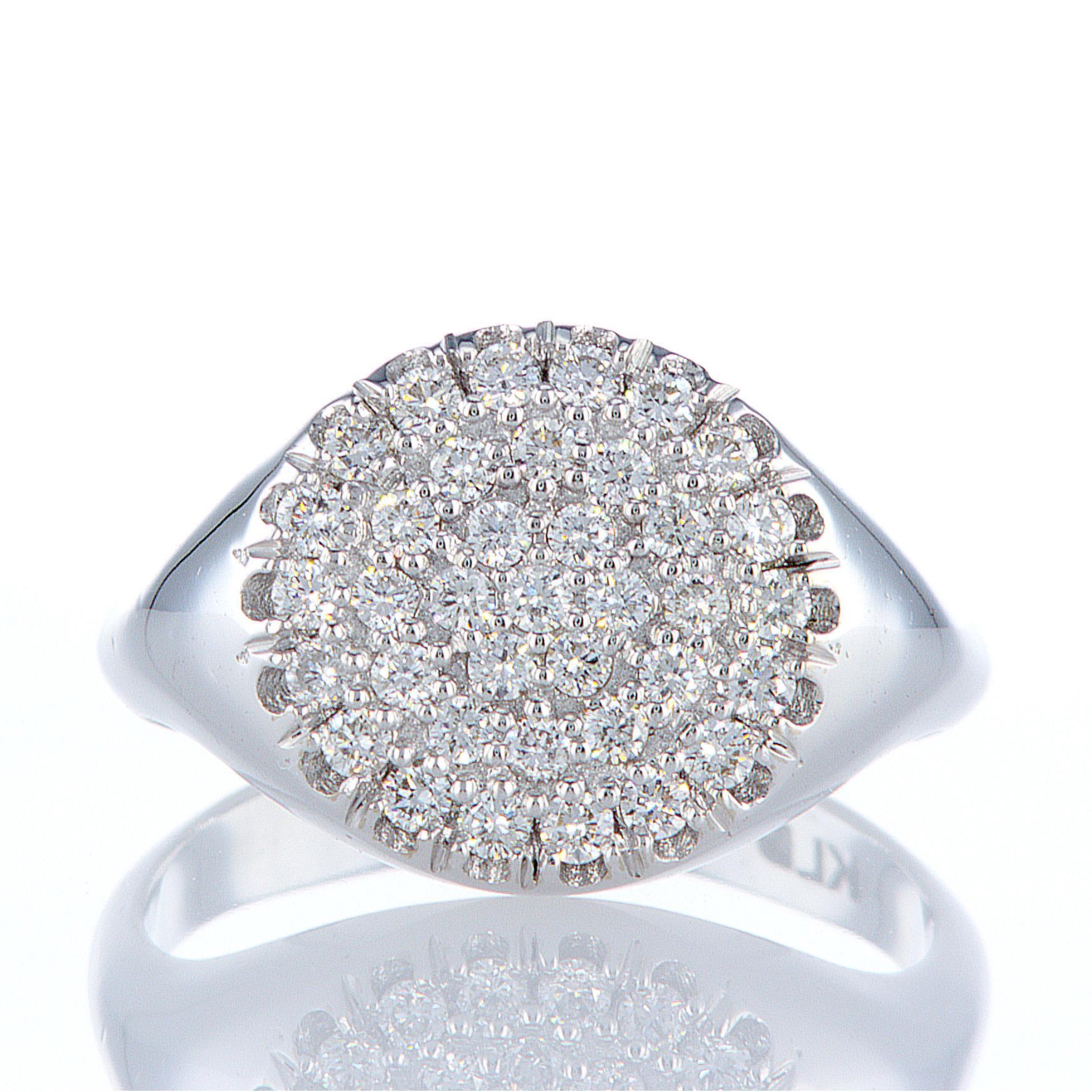 טבעת משובצת יהלומים טבעיים סה"כ 0.62 קראט בעיצוב זהב לבן 14K
