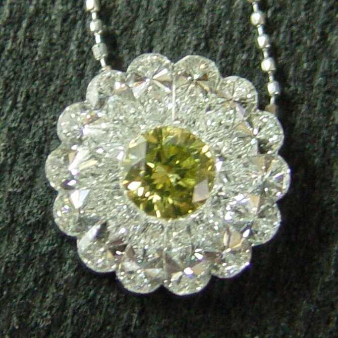 שרשרת עם תליון פרח משובץ יהלומים טבעיים עם יהלום פאנסי צהוב סה"כ 2.6 קראט בעיצוב זהב לבן 14K