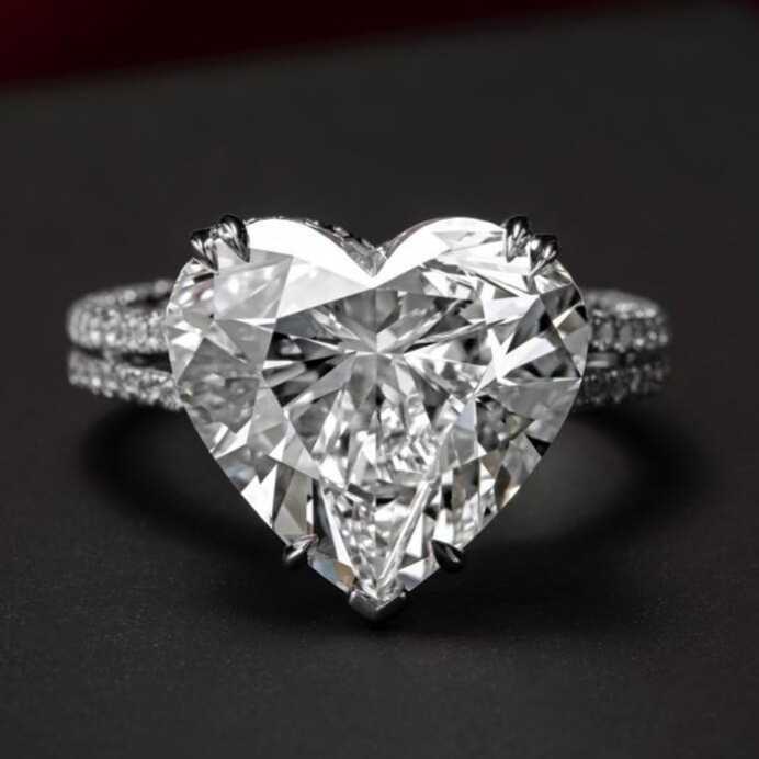 טבעת לב משובצת יהלומים טבעיים סה"כ 1.46 קראט בעיצוב זהב לבן 14K