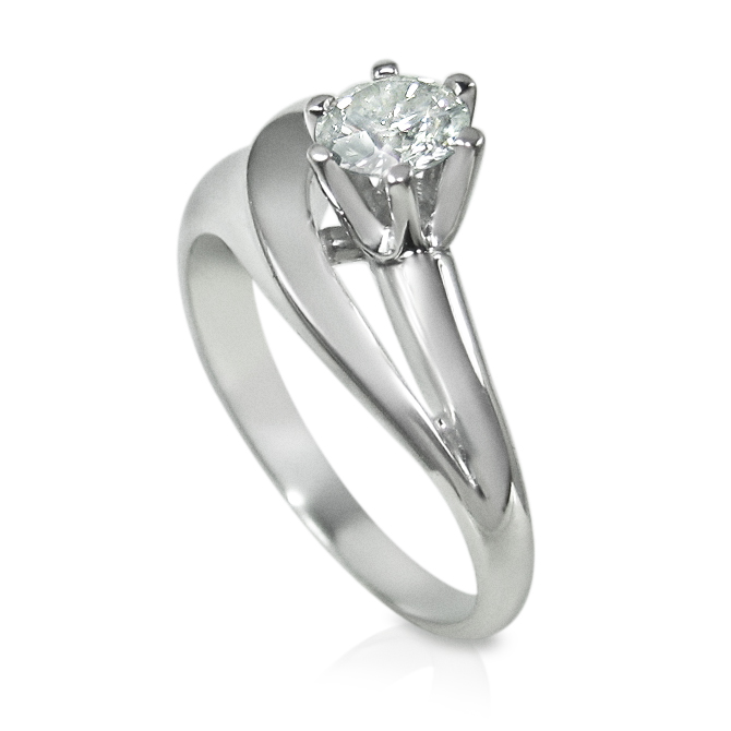 טבעת אירוסין משובצת יהלום טבעי במשקל 0.15 קראט בעיצוב זהב לבן 14K