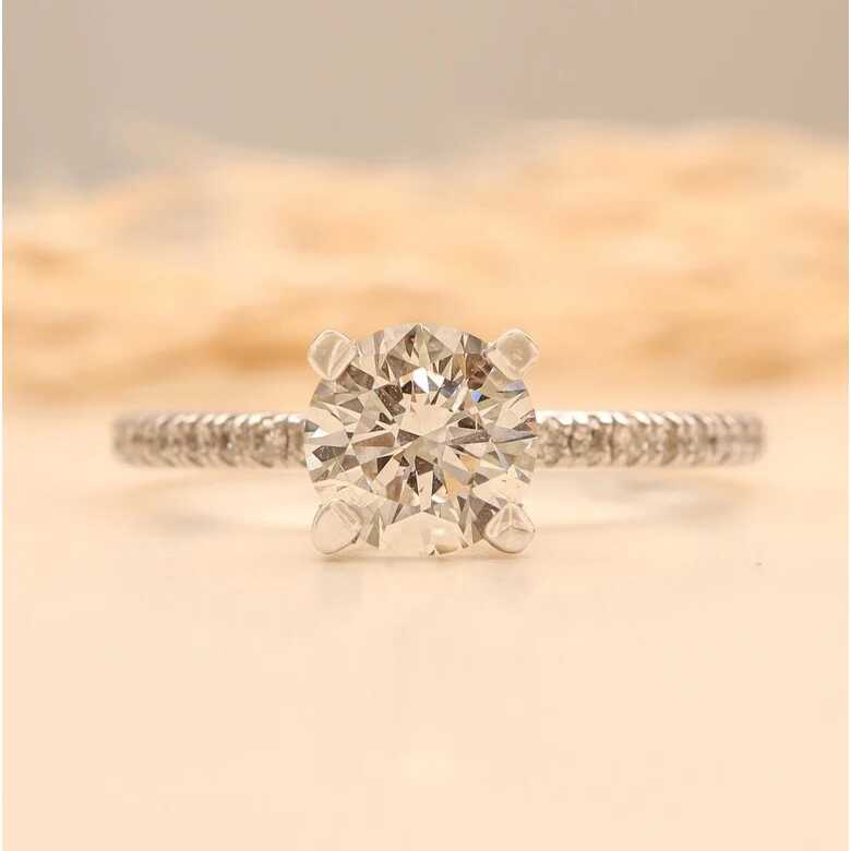 טבעת אירוסין משובצת יהלומים טבעיים סה"כ 1.03 קראט בעיצוב זהב לבן 18K