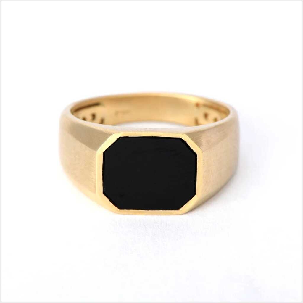 טבעת לגבר בעיצוב זהב צהוב 14K משובצת אוניקס